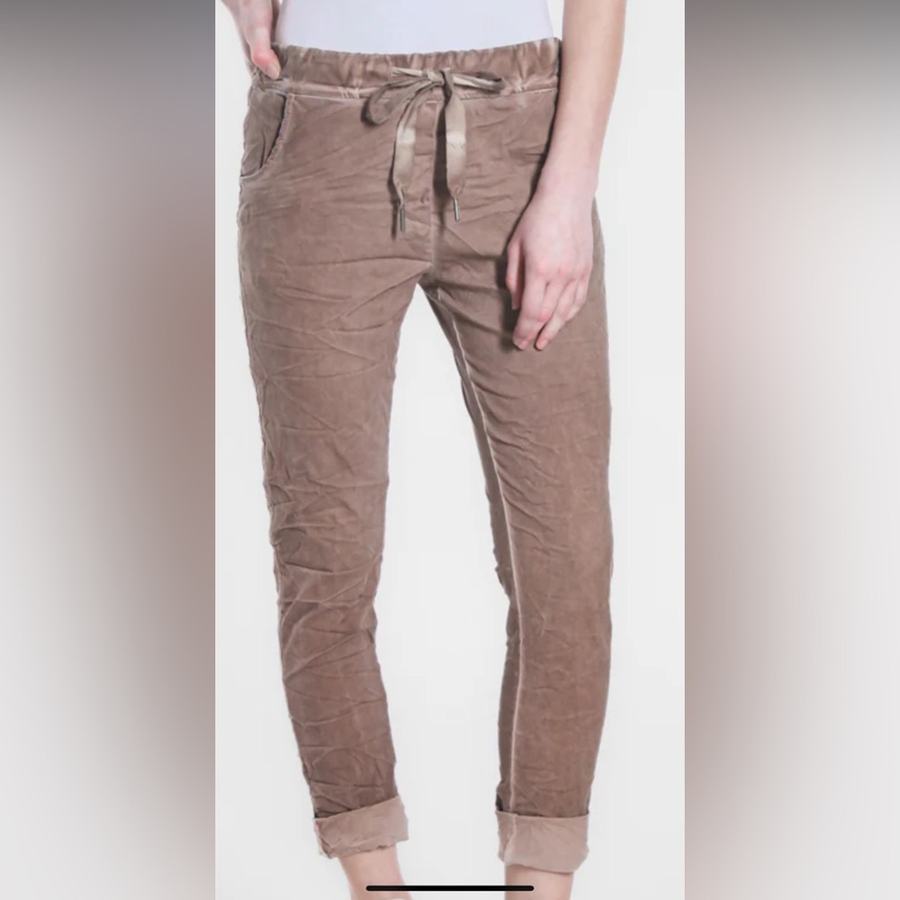 Copy: Tina Stephens (PL
Haley Stretch Tie Pant
Color camel